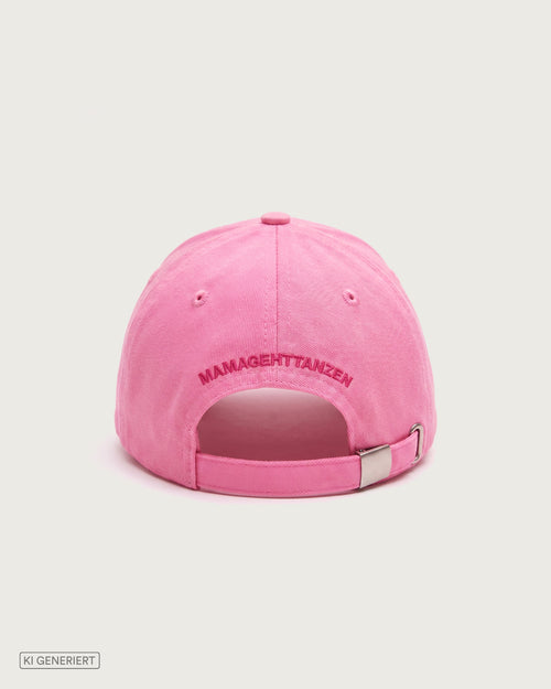 Rückansicht der rosafarbenen Baseballkappe mit dem bogenförmig gestickten Schriftzug „MAMAGEHTTANZEN“ über der Öffnung und einem verstellbaren Riemen mit silberner Metallschnalle.