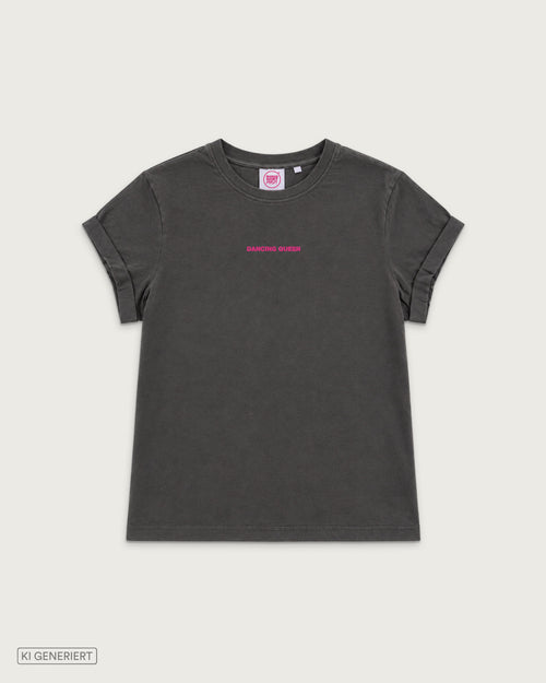 Dunkelgraues T-Shirt mit Rundhalsausschnitt, umgeschlagenen Ärmeln und kleinem pinkem Schriftzug „Dancing Queen“ auf der Brust