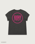 Rückansicht eines dunkelgrauen T-Shirts mit umgeschlagenen Ärmeln und großem pinkem „Maman sort danser“ Logo auf dem Rücken