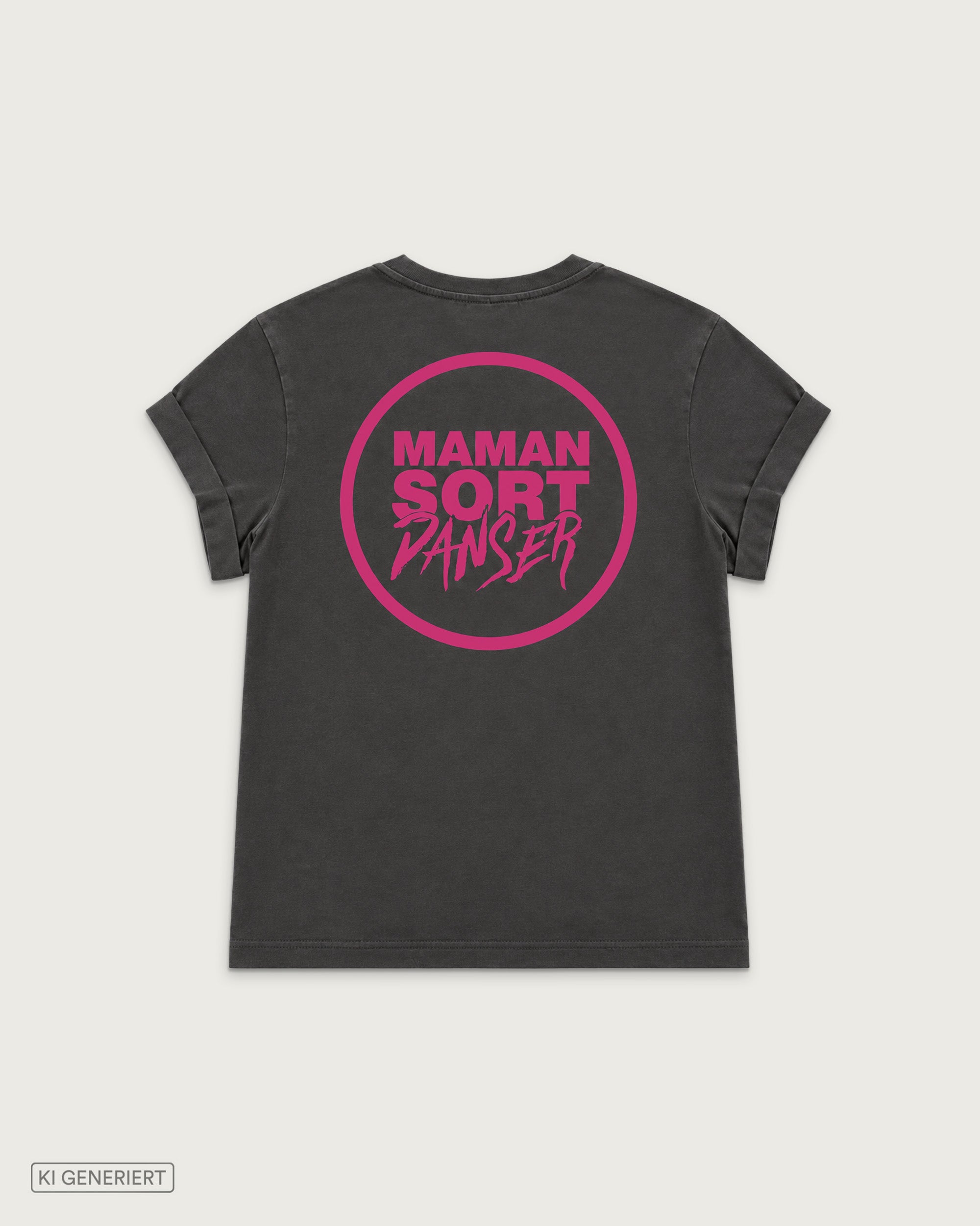 Rückansicht eines dunkelgrauen T-Shirts mit umgeschlagenen Ärmeln und großem pinkem „Maman sort danser“ Logo auf dem Rücken
