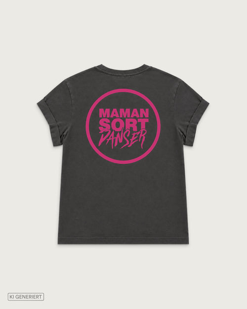 Rückansicht eines dunkelgrauen T-Shirts mit umgeschlagenen Ärmeln und großem pinkem „Maman sort danser“ Logo auf dem Rücken
