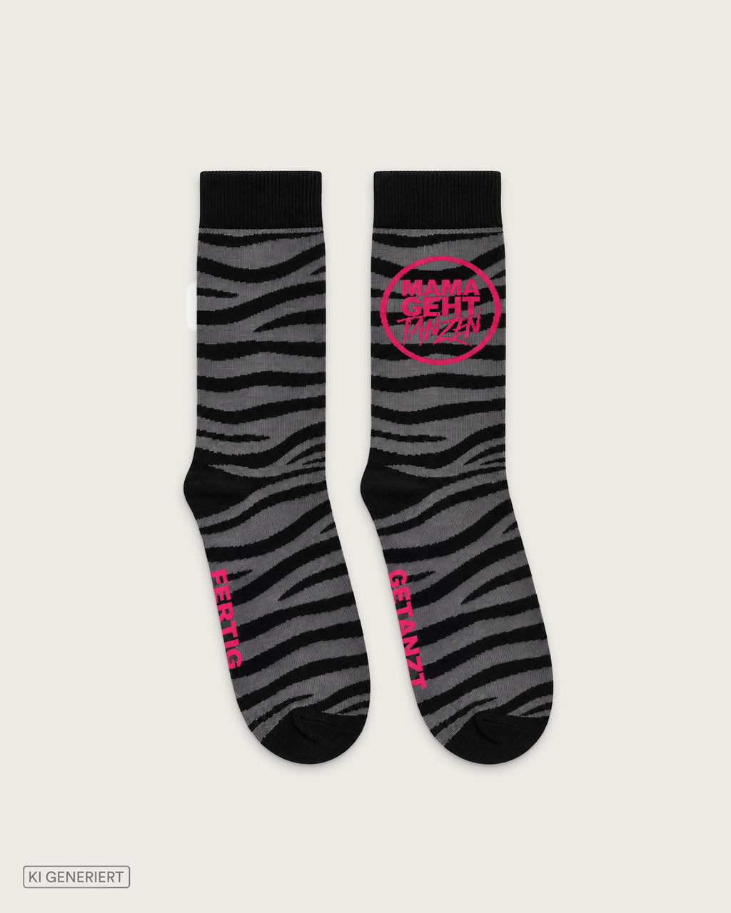 Schwarz-graue Socken mit Zebramuster, pinkem MAMAGEHTTANZEN Logo sowie den Schriftzügen „Fertig“ und „Getanzt“ im Fußbereich