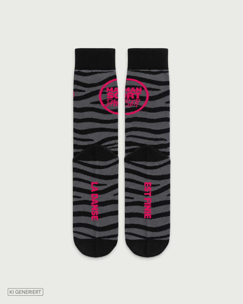 Schwarz-graue Socken mit Zebramuster, pinkem MAMANSORTDANSER Logo und den Schriftzügen „La Danse“ und „Est Finie“ auf den Sohlen