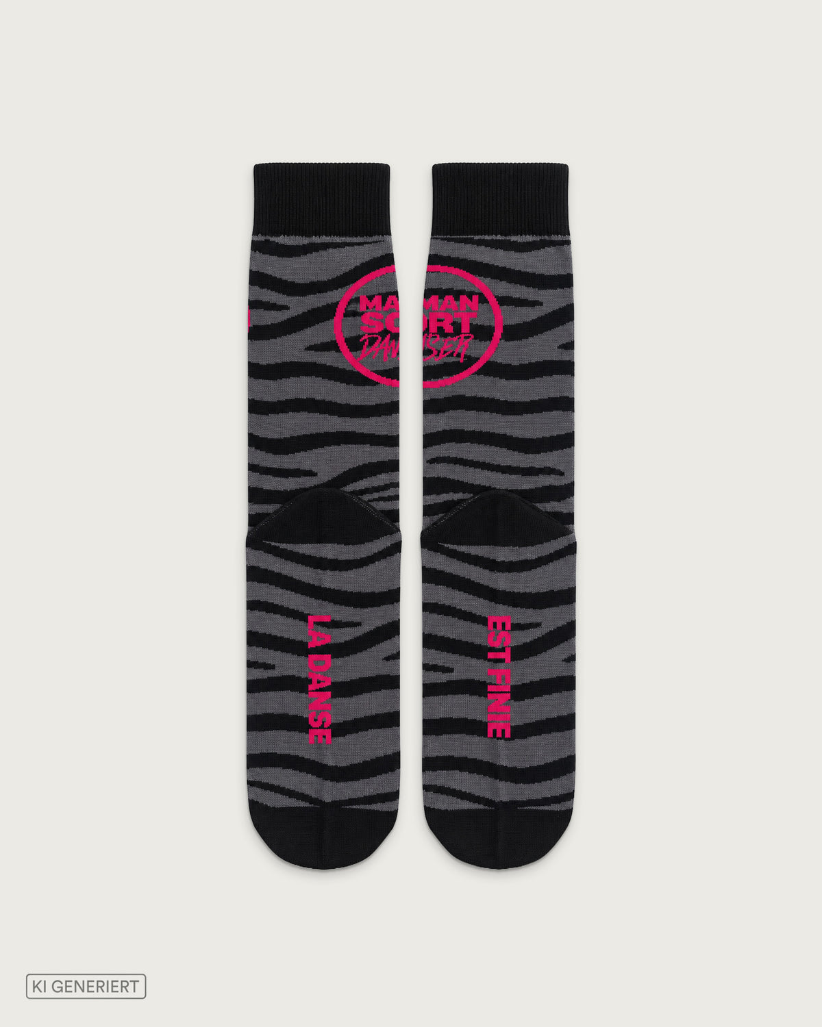Schwarz-graue Socken mit Zebramuster, pinkem MAMANSORTDANSER Logo und den Schriftzügen „La Danse“ und „Est Finie“ auf den Sohlen