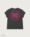 Rückansicht eines dunkelgrauen T-Shirts mit umgeschlagenen Ärmeln und großem pinkem MAMAGEHTTANZEN Logo auf dem Rücken