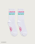 Weiße Socken mit dreifarbigem Schriftzug „Tanz mit mir, Dance with me, Danse avec moi“ am Schaft und pinkem MAMAGEHTTANZEN Logo im Fußbereich