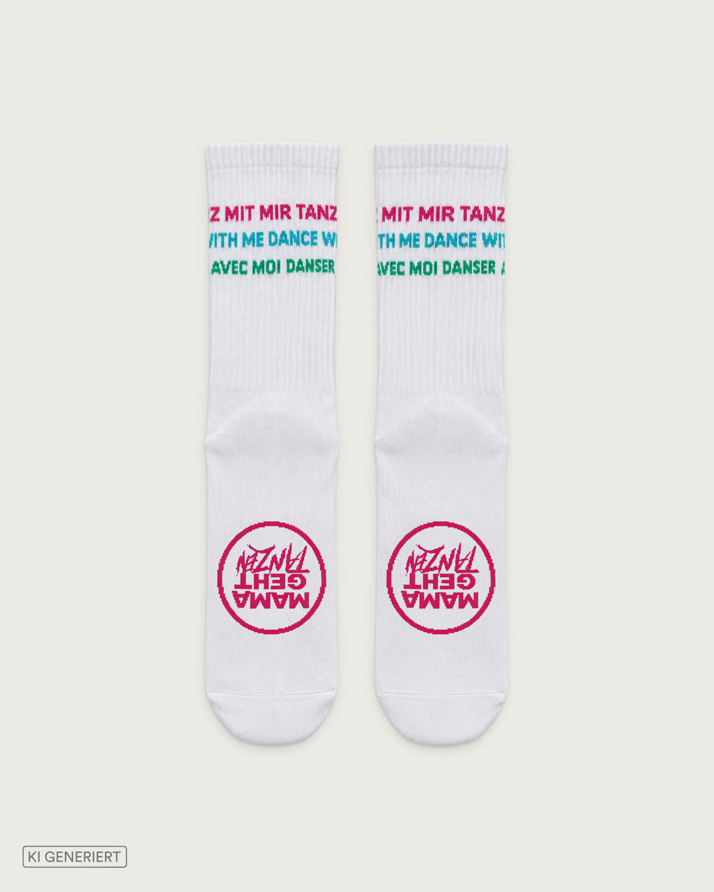 Weiße Socken mit dreifarbigem Schriftzug „Tanz mit mir, Dance with me, Danse avec moi“ am Schaft und pinkem MAMAGEHTTANZEN Logo im Fußbereich