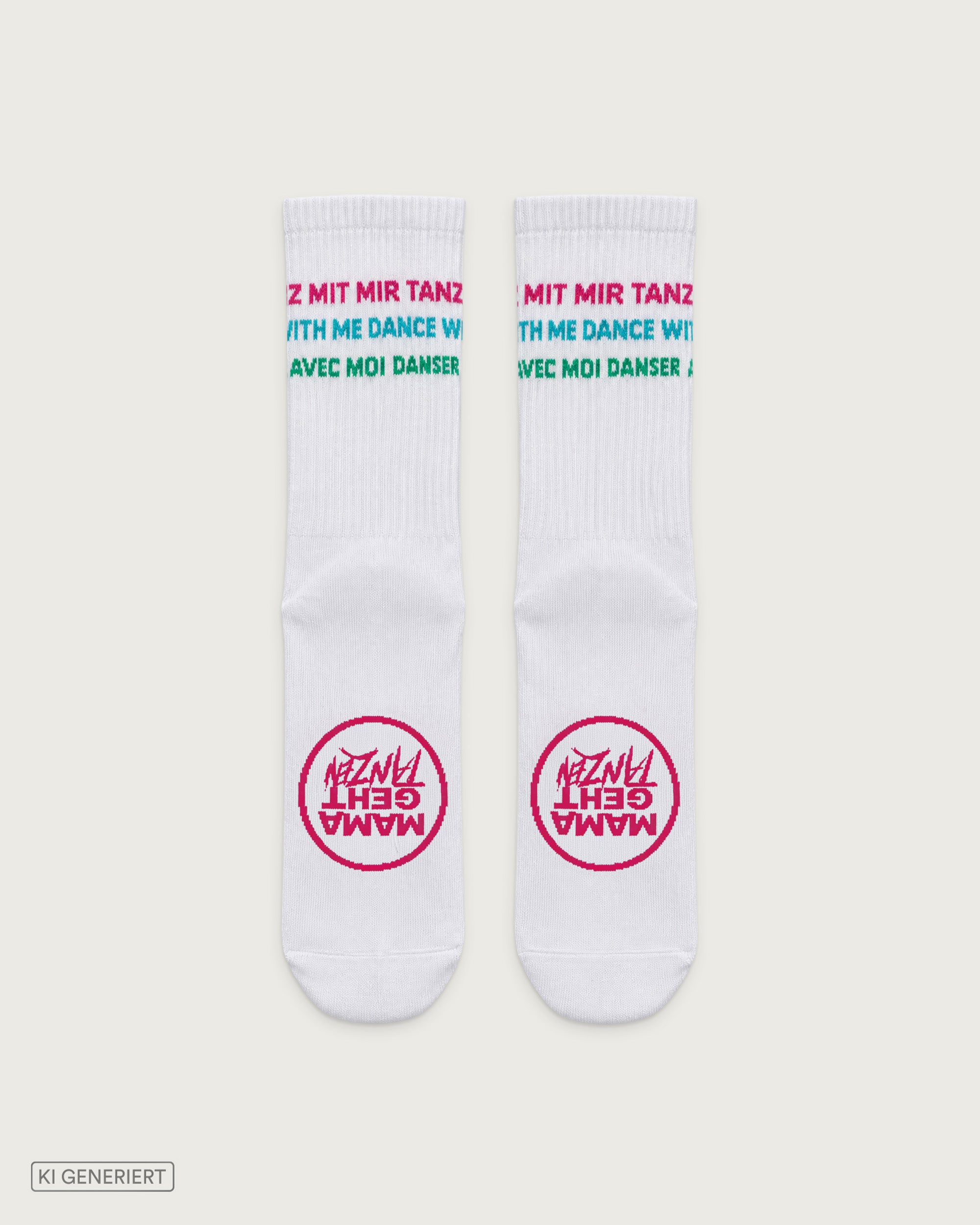 Weiße Socken mit dreifarbigem Schriftzug „Tanz mit mir, Dance with me, Danse avec moi“ am Schaft und pinkem MAMAGEHTTANZEN Logo im Fußbereich