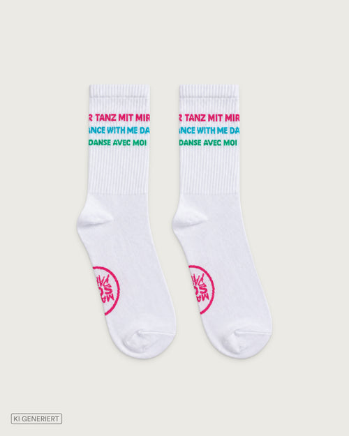 Weiße Socken mit dreifarbigem Schriftzug „Tanz mit mir, Dance with me, Danse avec moi“ am Schaft und pinkem MAMANSORTDANSER Logo auf der Sohle