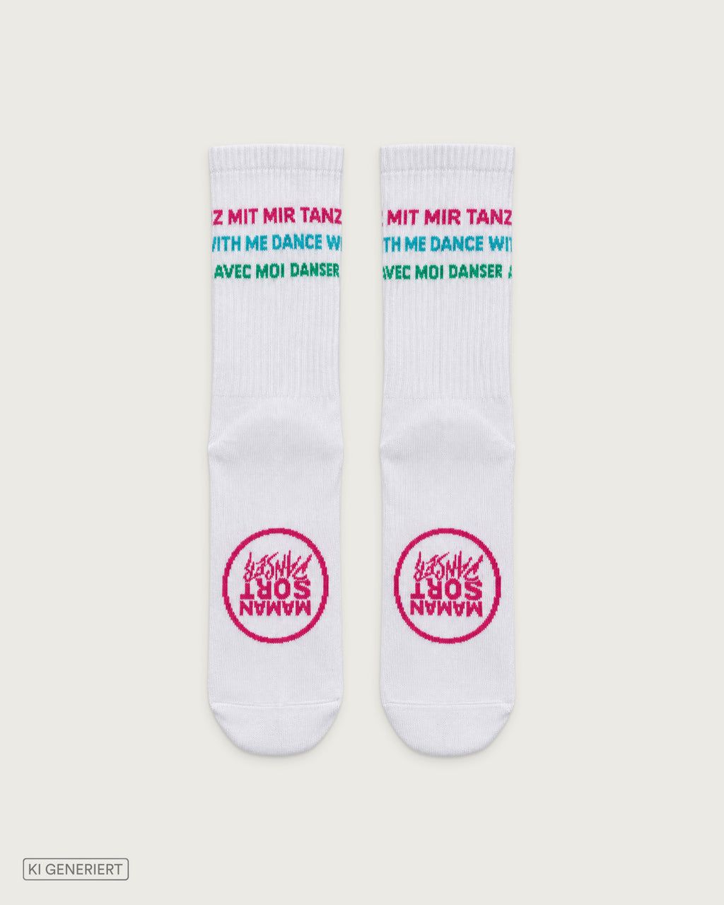 Weiße Socken mit dreifarbigem Schriftzug „Tanz mit mir, Dance with me, Danse avec moi“ am Schaft und pinkem MAMANSORTDANSER Logo auf der Sohle
