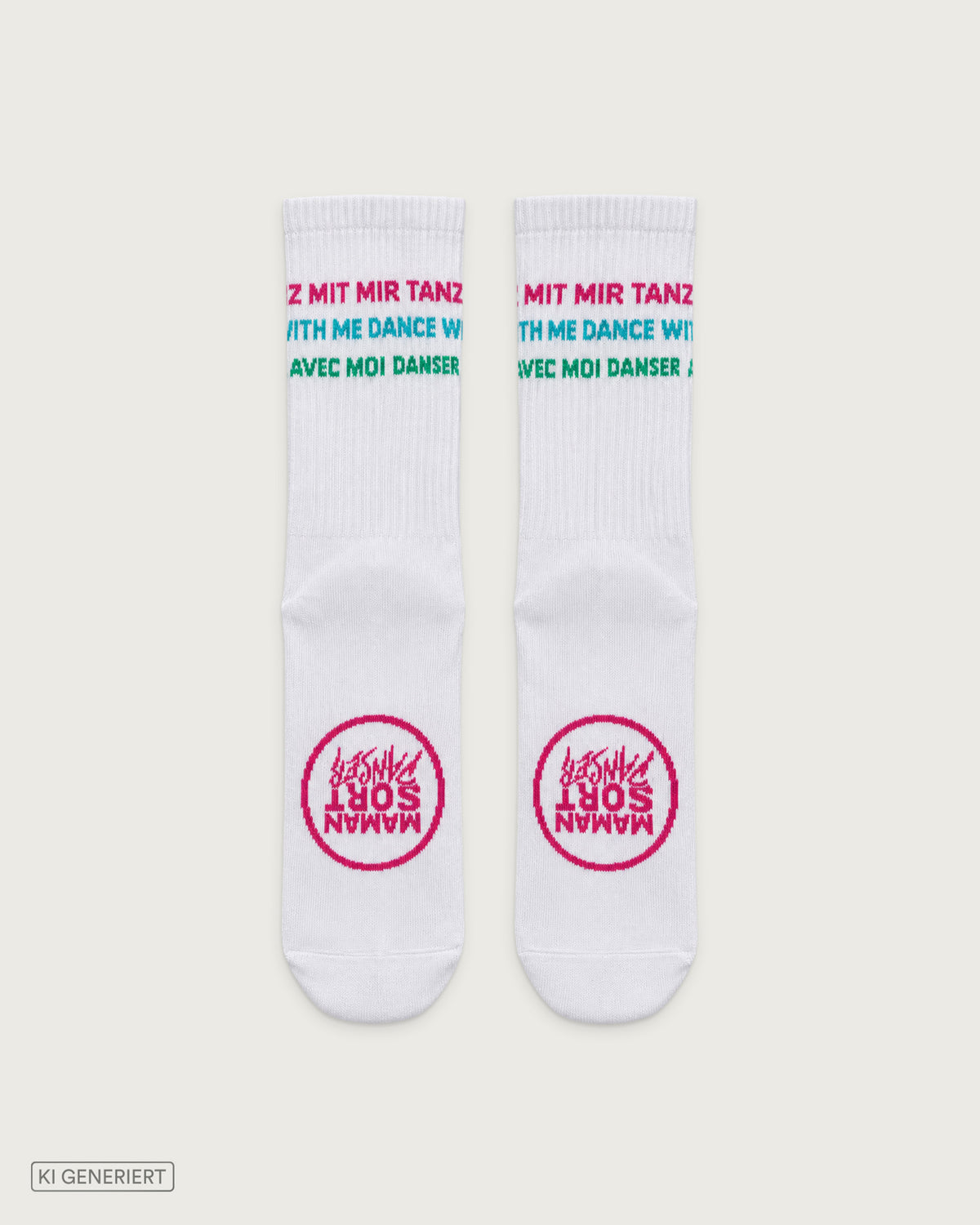 Weiße Socken mit dreifarbigem Schriftzug „Tanz mit mir, Dance with me, Danse avec moi“ am Schaft und pinkem MAMANSORTDANSER Logo auf der Sohle