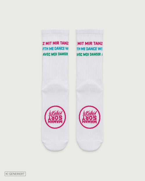 Weiße Socken mit dreifarbigem Schriftzug „Tanz mit mir, Dance with me, Danse avec moi“ am Schaft und pinkem MAMANSORTDANSER Logo auf der Sohle