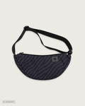 Schwarze Bauchtasche mit dezentem Zebramuster, verstellbarem Schultergurt und MAMAGEHTTANZEN Logo-Patch auf der Vorderseite